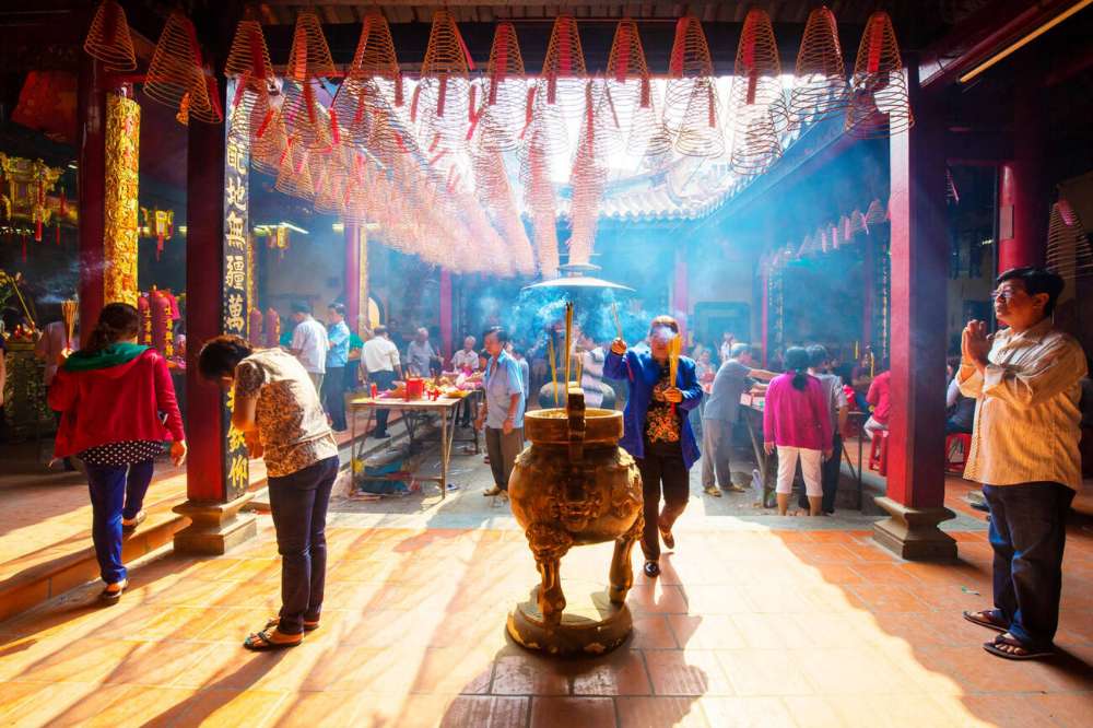 La gente si reca in pellegrinaggio alla Pagoda di Thien Hau.